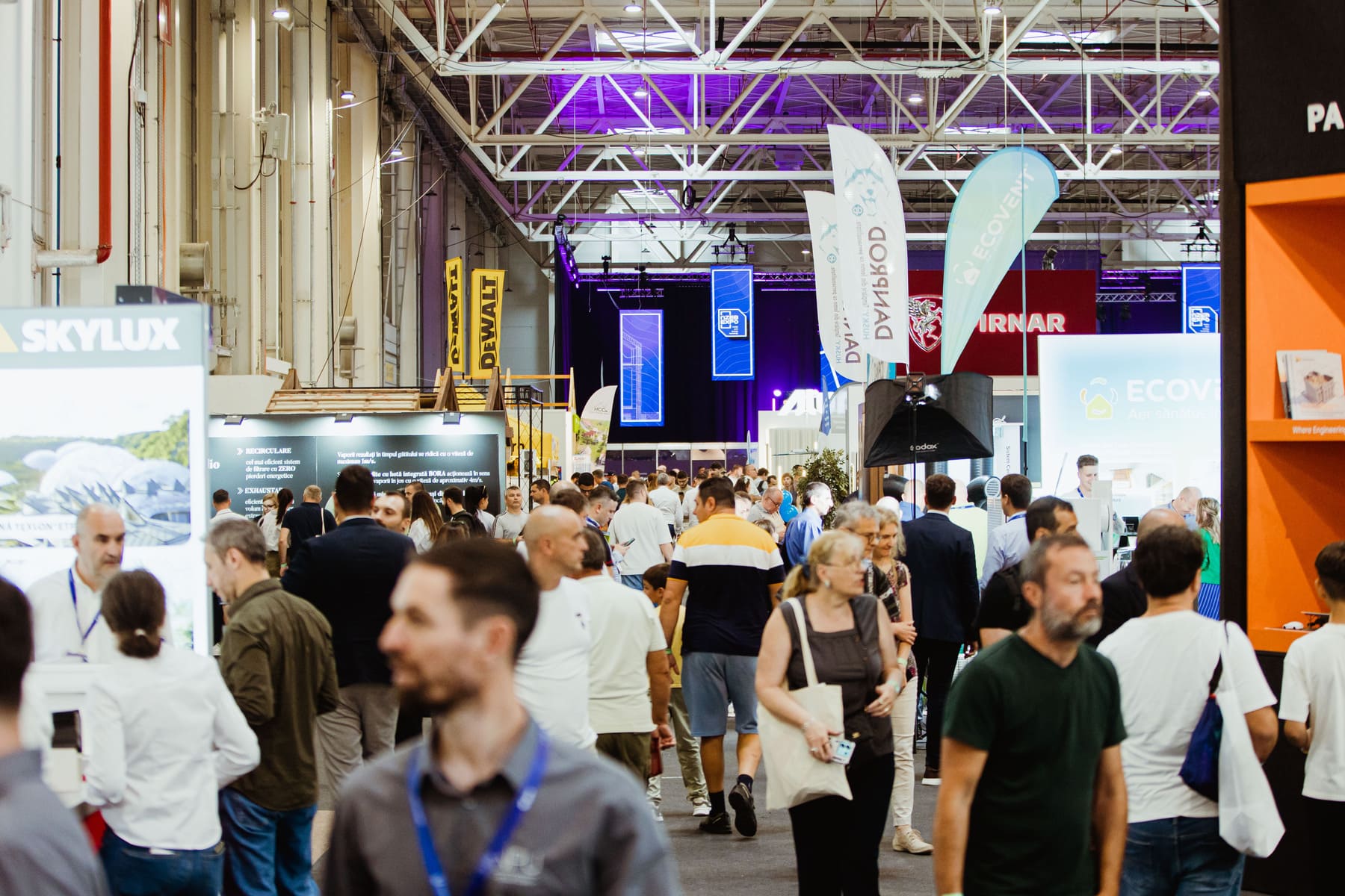 Standuri și vizitatori la nZEB Expo